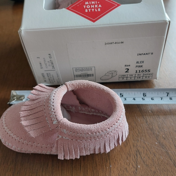 💕Baby Girl Pink Minnetonka Moccasins - Picture 5 of 6
